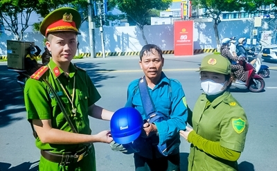 Công an phường Nha Trang ra quân tuyên truyền pháp luật về an toàn giao thông đường bộ